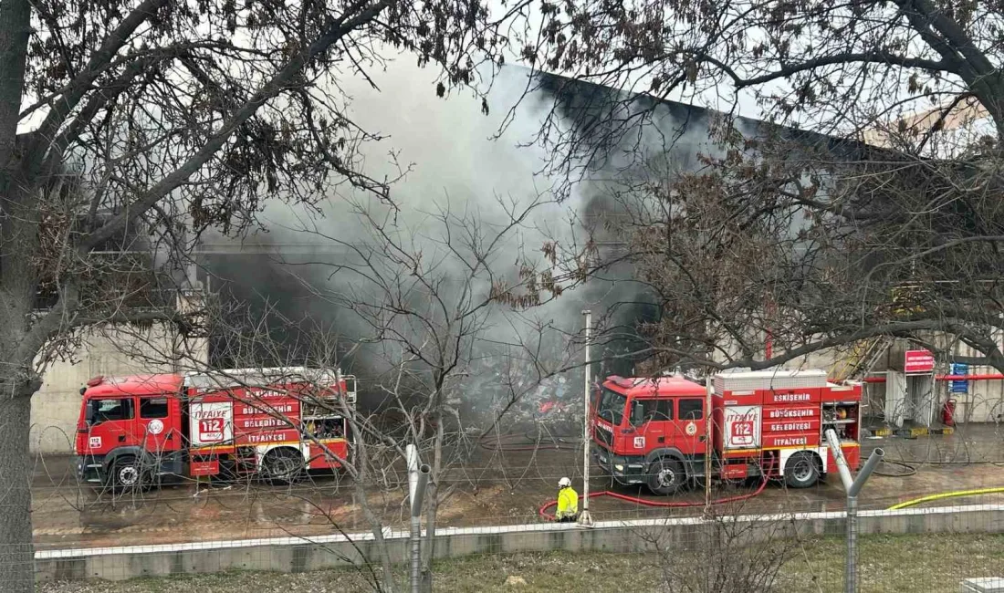 Eskişehir Çukurhisar'daki Çimsa Çimento Fabrikası'nda çöp bölümünde çıkan yangına itfaiye