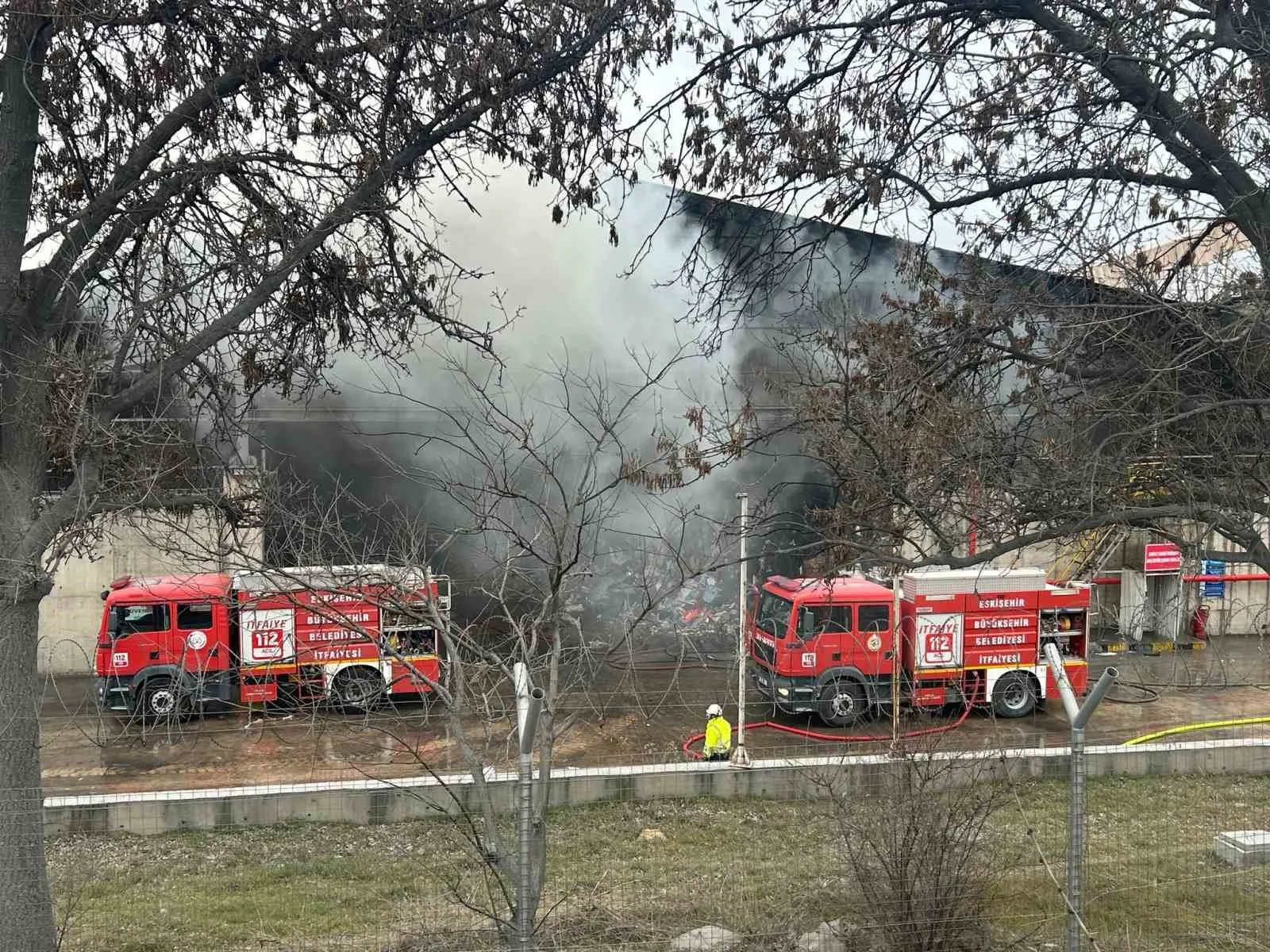 Eskişehir Çukurhisar'daki Çimsa Çimento Fabrikası'nda çöp bölümünde çıkan yangına itfaiye