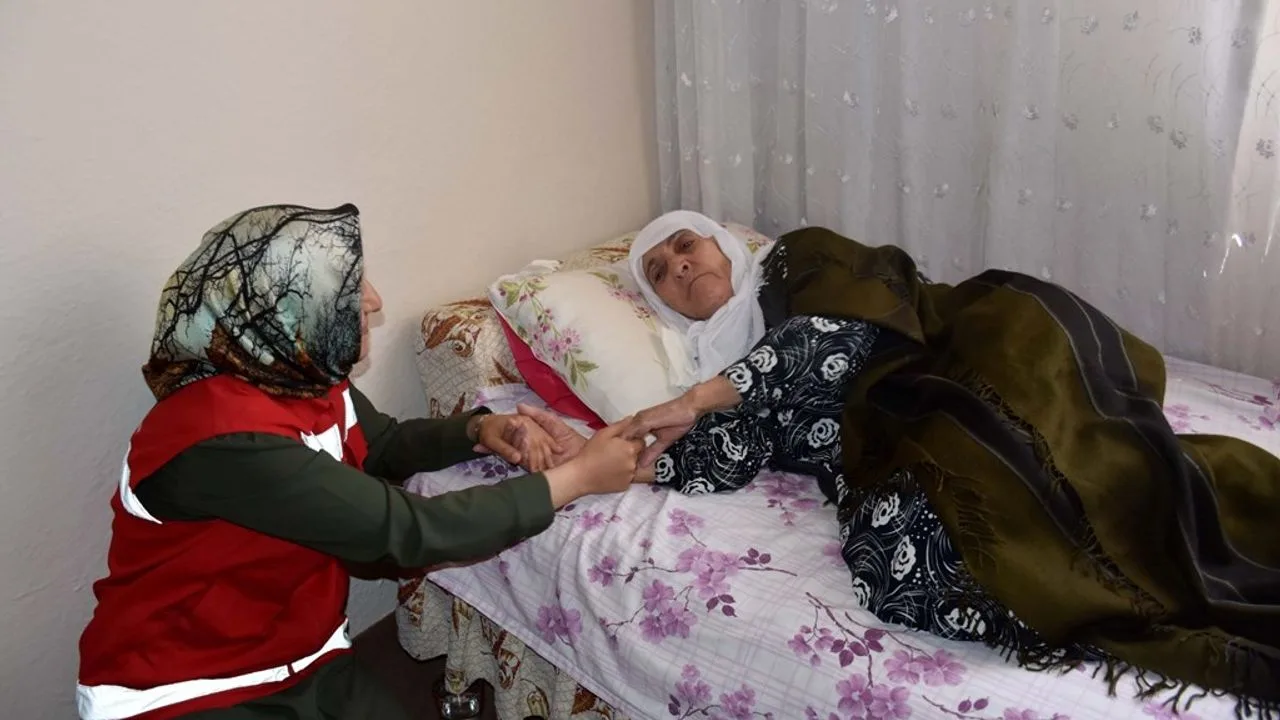 Aile ve Sosyal Hizmetler Bakanı  Mahinur Özdemir Göktaş, evlerinde bakılan