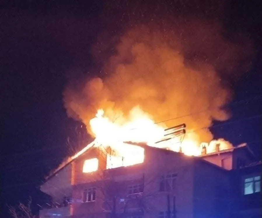 Kaymaklar Köyü'ndeki bir evin çatı katında çıkan yangında can kaybı