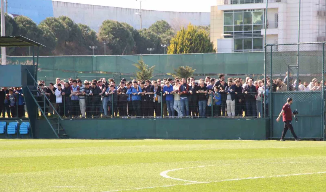 Trabzonspor'un yeni teknik direktörü Fatih Tekke, taraftara açık antrenmanda normalleşme