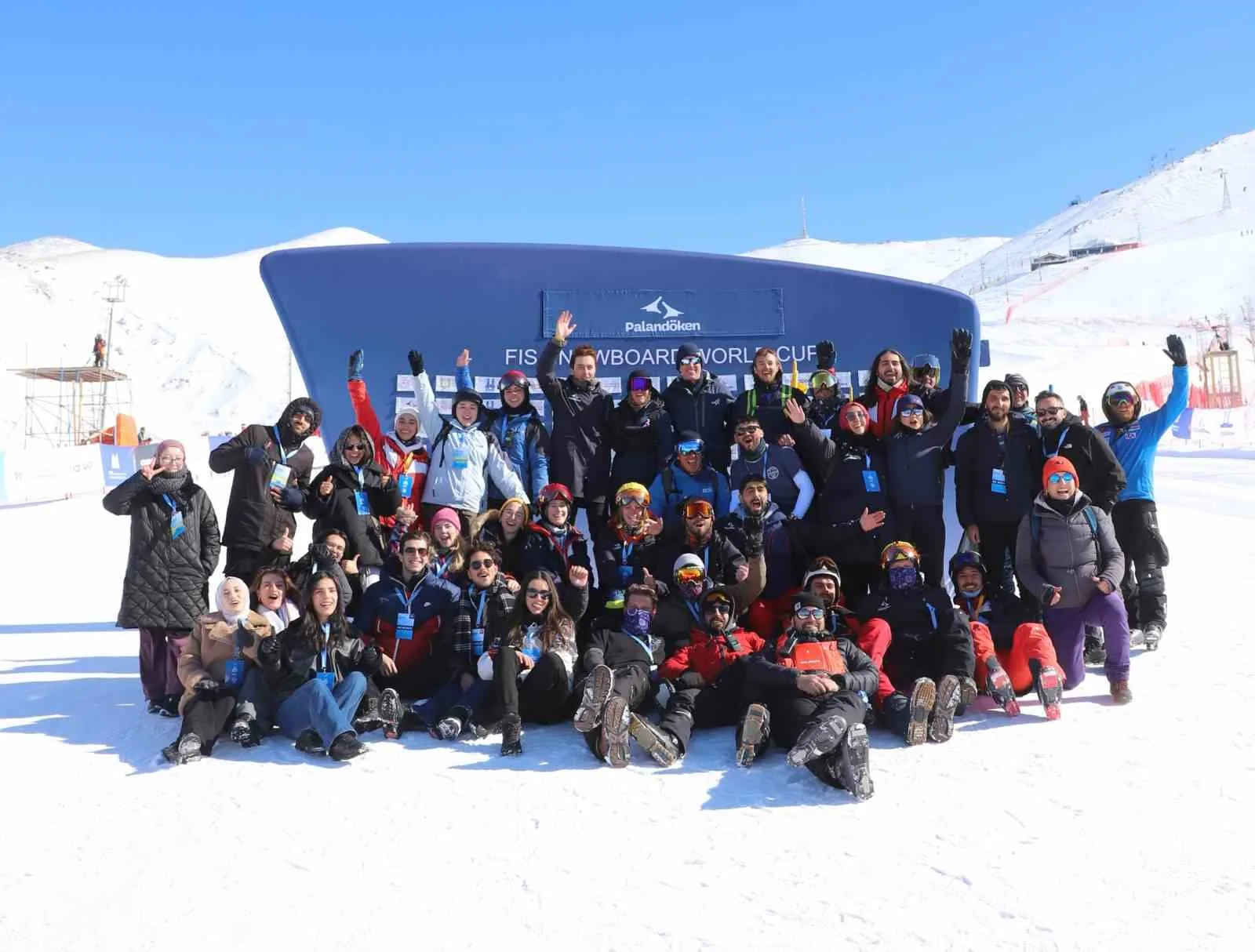 Erzurum'da düzenlenen FIS Dünya Snowboard Kupası'nda 19 ülkeden 175 sporcu