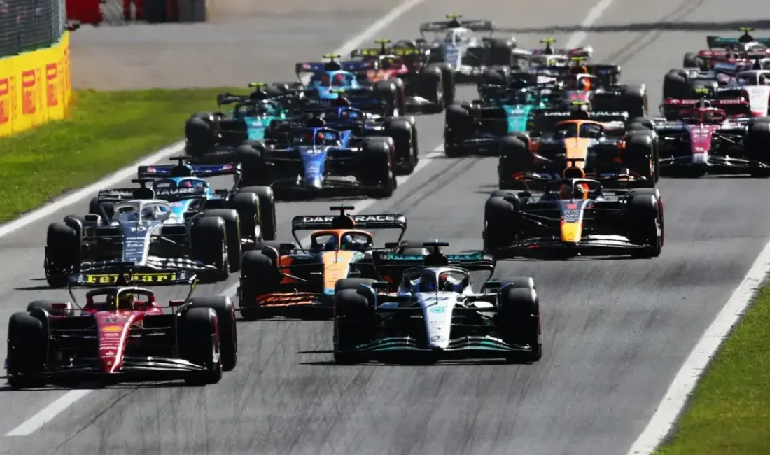 Formula 1'in ilk sıralama turlarında çizgiyi ilk McLaren geçti. En