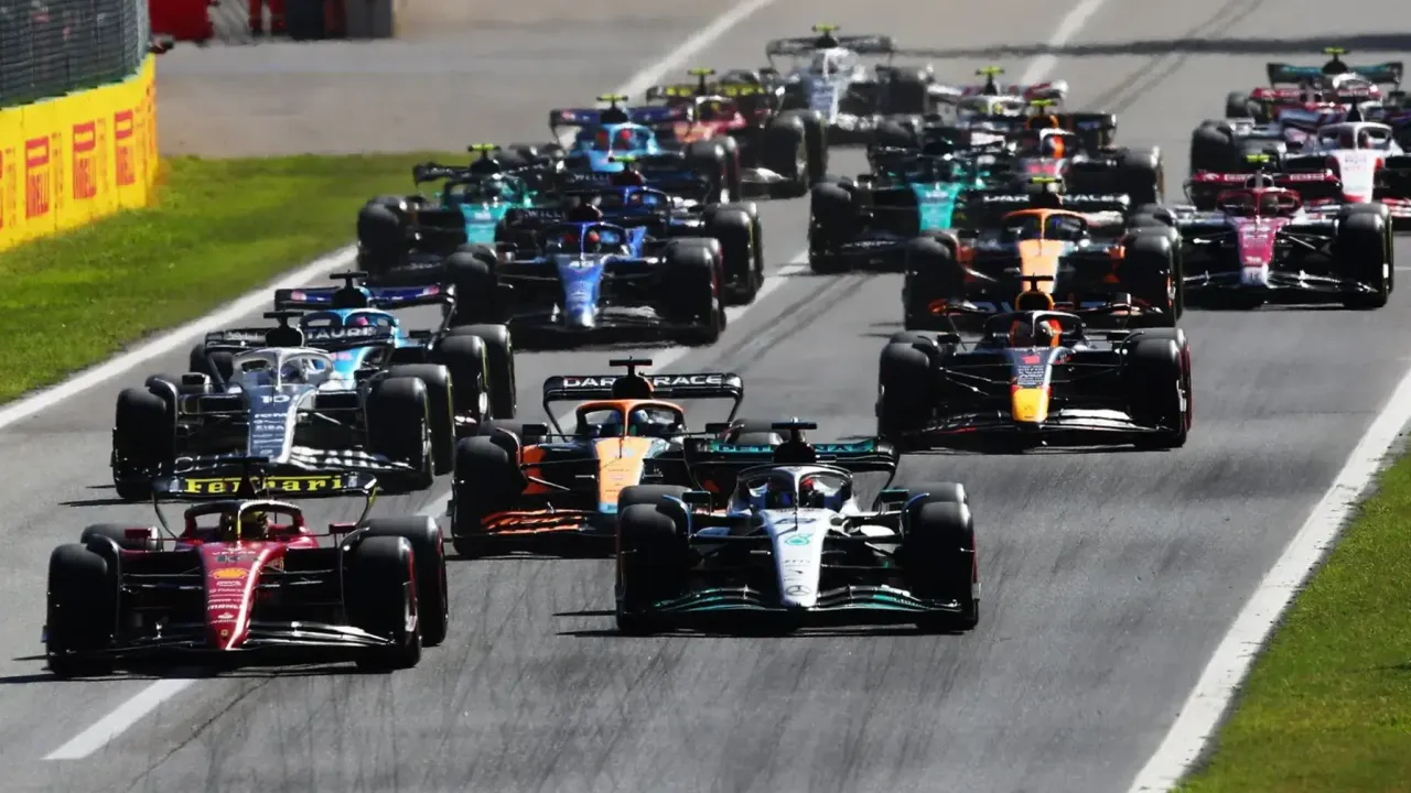 Formula 1'in ilk sıralama turlarında çizgiyi ilk McLaren geçti. En