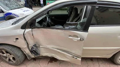 İzmit'te rampadan inen otomobil fren arızası sebebiyle park halindeki araca