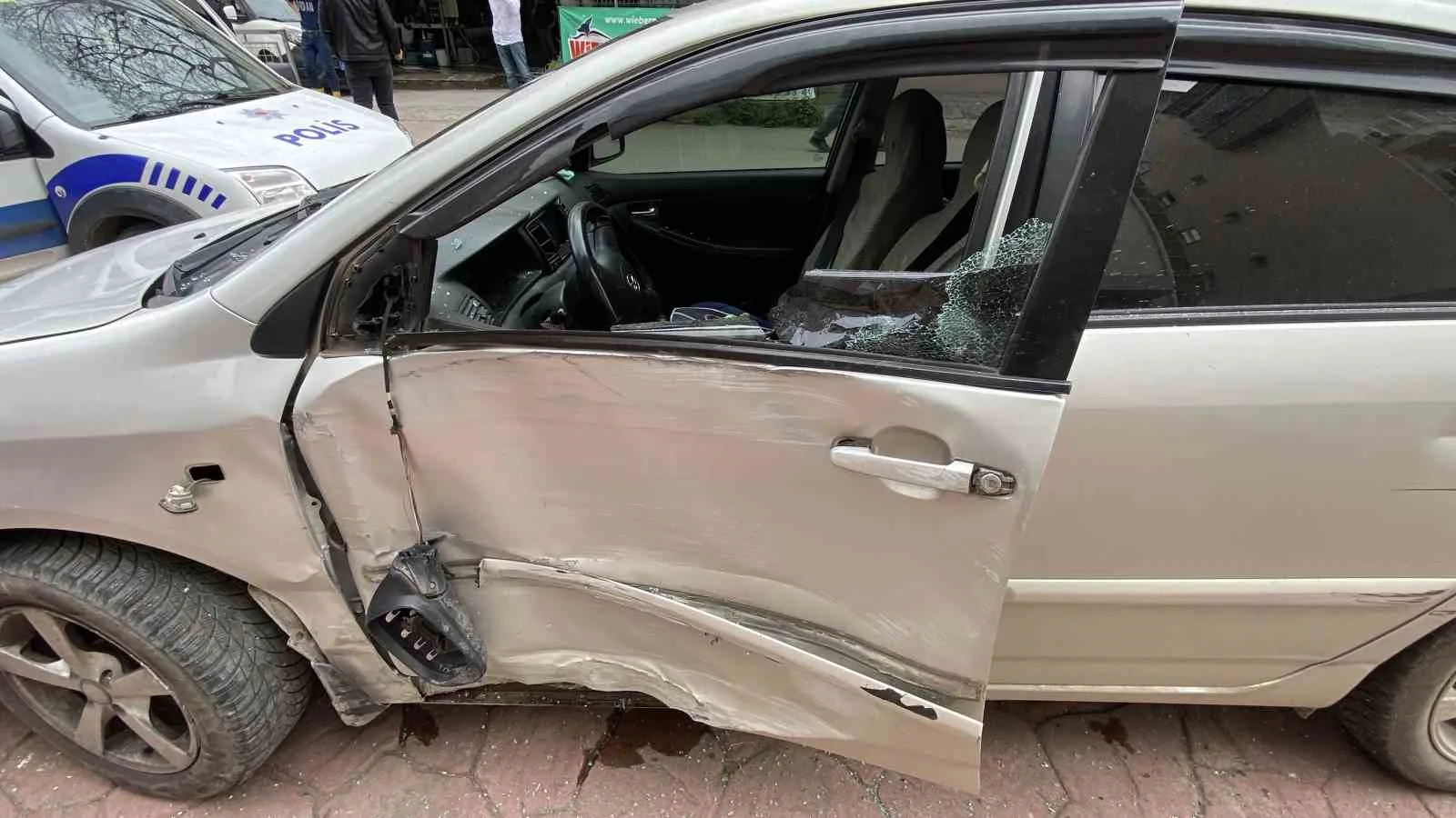 İzmit'te rampadan inen otomobil fren arızası sebebiyle park halindeki araca