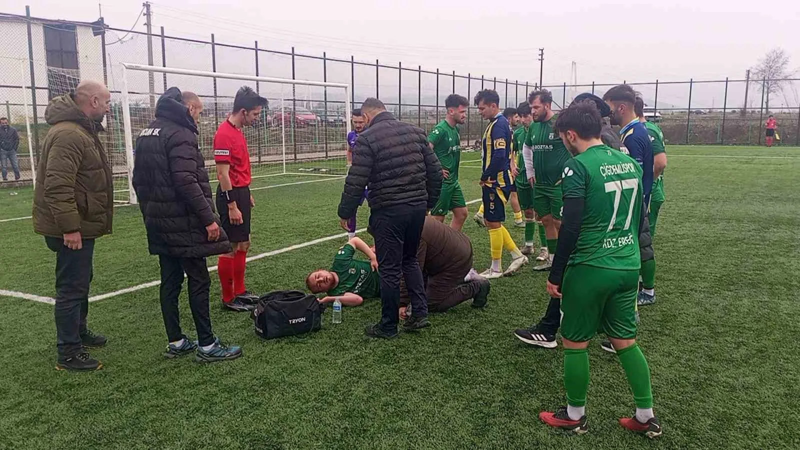 Zonguldak'ta oynanan amatör maçta Kdz. Ereğli Çiğdemlispor futbolcusu Kerem Can