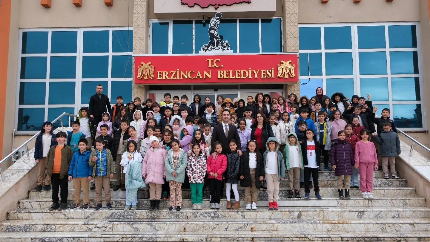 Gazi İlkokulu 3. sınıf öğrencileri, öğretmenleri eşliğinde Belediye Başkan Yardımcısı