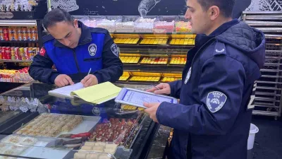 Gebze Belediyesi, bayram öncesinde iş yerlerinde hijyen denetimlerini sürdürüyor. Zabıta
