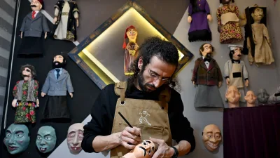 Erzurumlu kukla sanatçısı Oğuzhan Vartolioğlu, İbiş kuklalarını bilgisayar programı ve