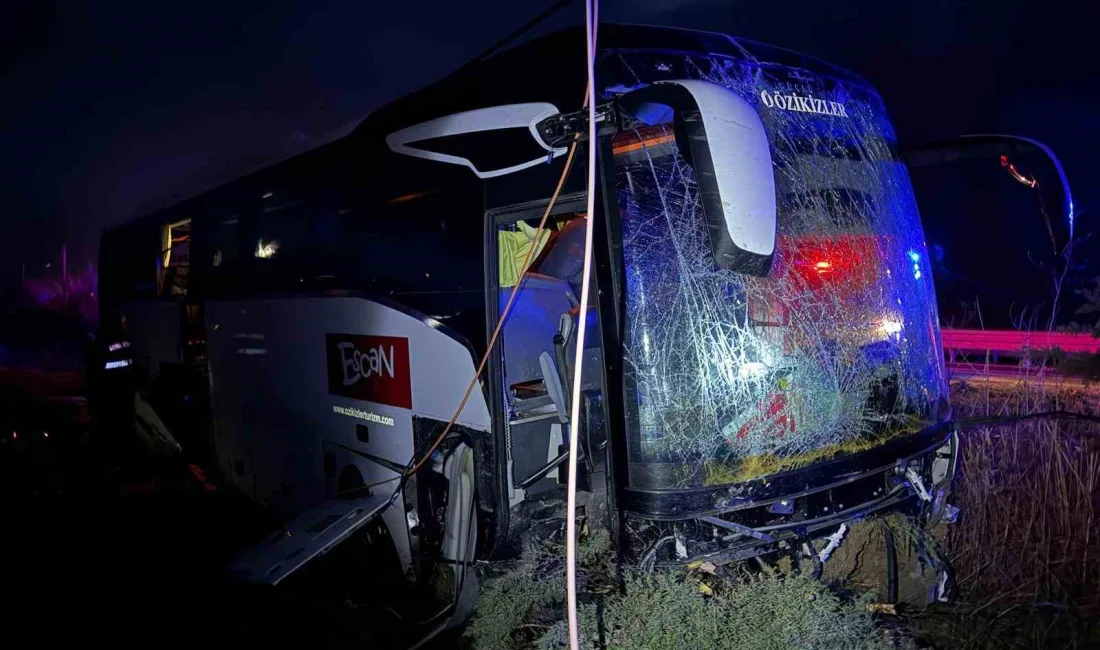 Çanakkale-Gelibolu yolunda meydana gelen trafik kazasında Yunanistan'dan İzmir'e giden tur