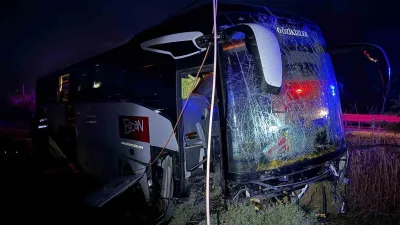 Çanakkale-Gelibolu yolunda meydana gelen trafik kazasında Yunanistan'dan İzmir'e giden tur