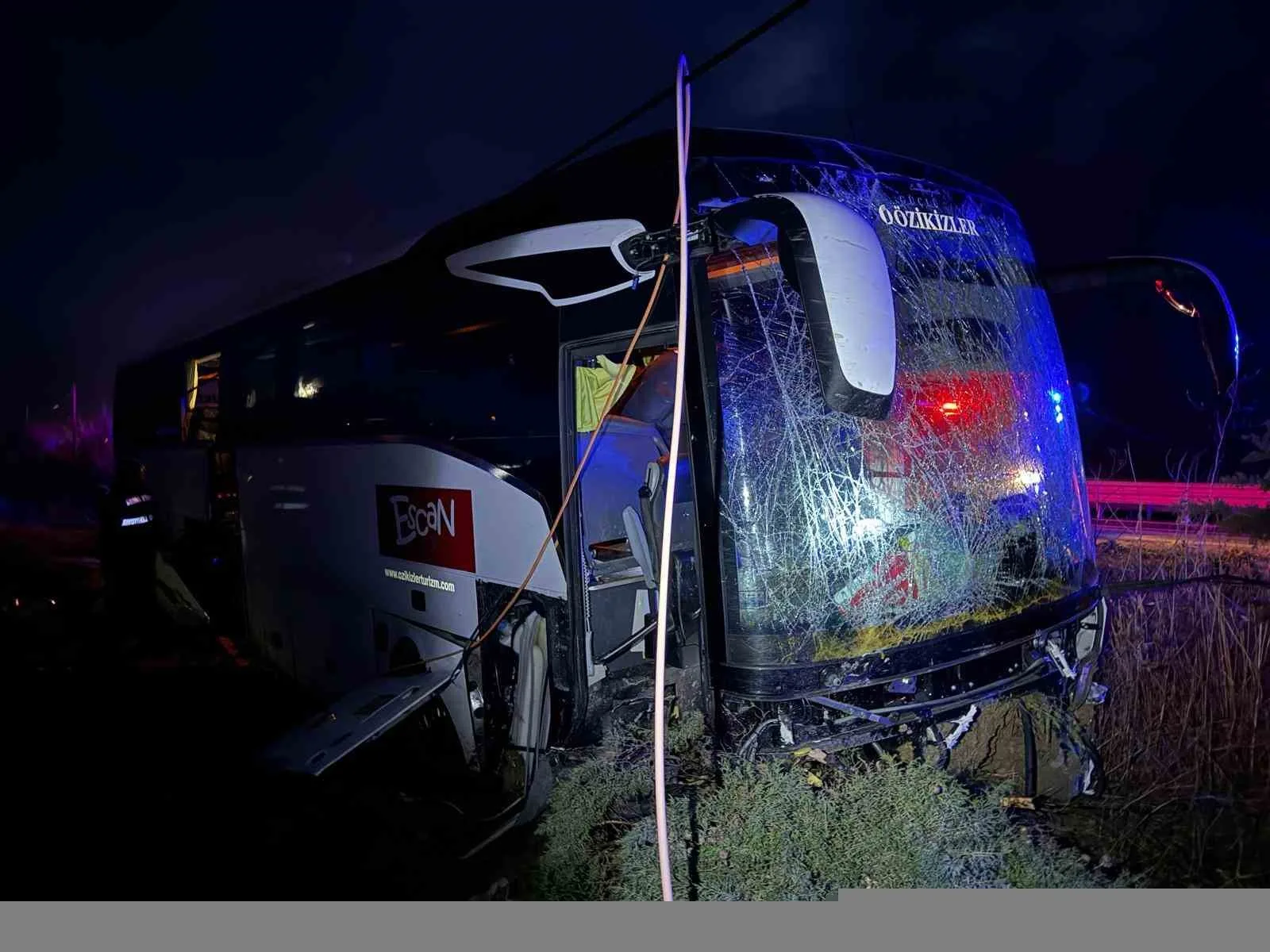 Çanakkale-Gelibolu yolunda meydana gelen trafik kazasında Yunanistan'dan İzmir'e giden tur