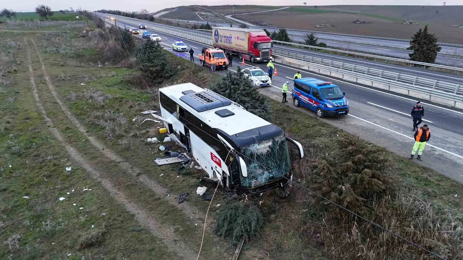 Çanakkale'nin Gelibolu ilçesinde otobüs kazasında 40 kişi yaralandı. Kaza sonrasında,