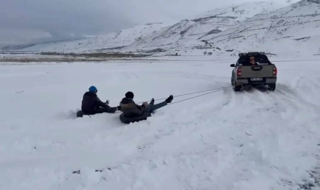 Erzincan'da kar yağışının ardından arkadaş grubu şambrelle kayarak eğlenceli anlar