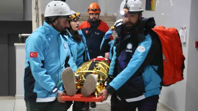 Düzce'de gerçekleştirilen lise pansiyonu tatbikatı, deprem ve yangın senaryolarını içererek