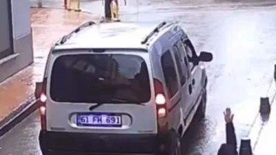 Ordu'da bir araç geri manevra yaparken yayaya çarptı. Yaya hafif