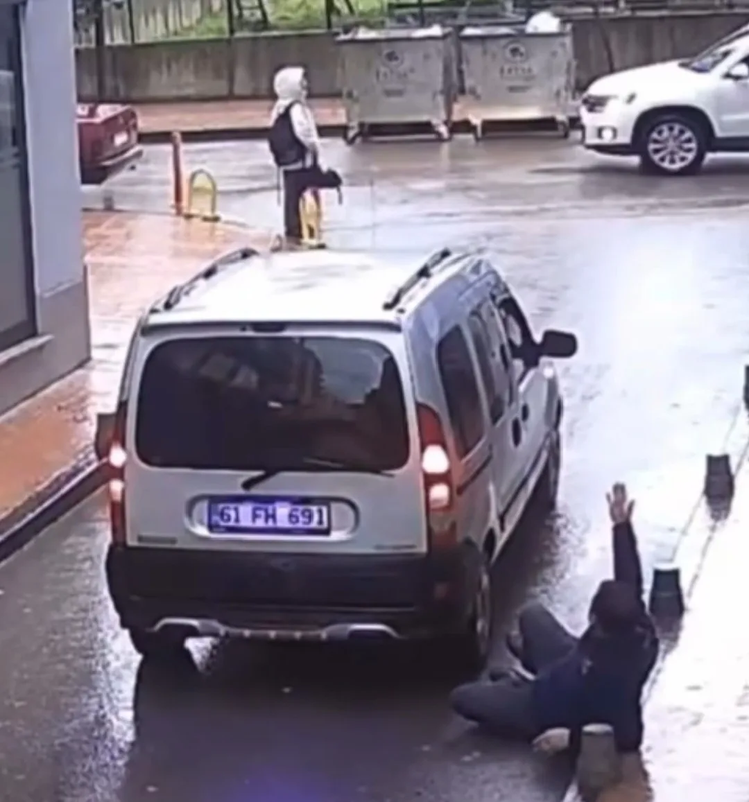 Ordu'da bir araç geri manevra yaparken yayaya çarptı. Yaya hafif