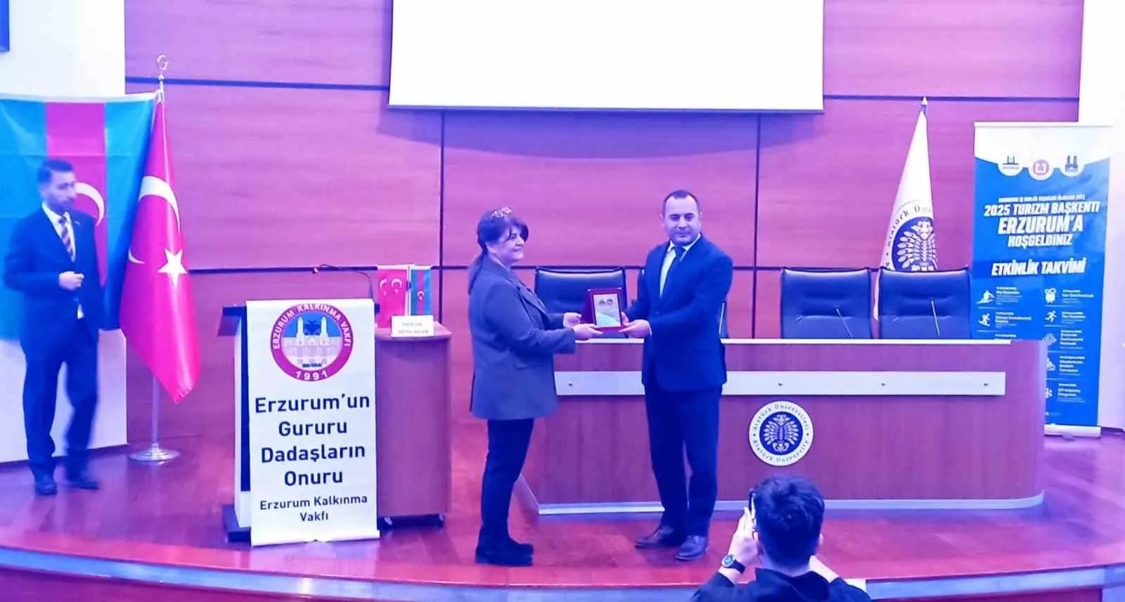 ER-VAK tarafından düzenlenen 'Kardaş Kömeği' konferansında duygusal anlar yaşandı. Prof.