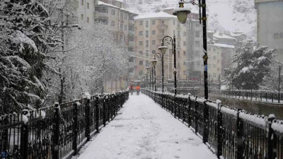 Gümüşhane'de bahar havasının etkisiyle kışlıklarını kaldırıp hazırlık yapan vatandaşlar, ansızın