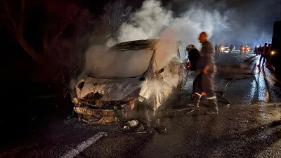 Gümüşhane'de seyir halindeki araç elektrik aksamından kaynaklanan alevlere teslim oldu.
