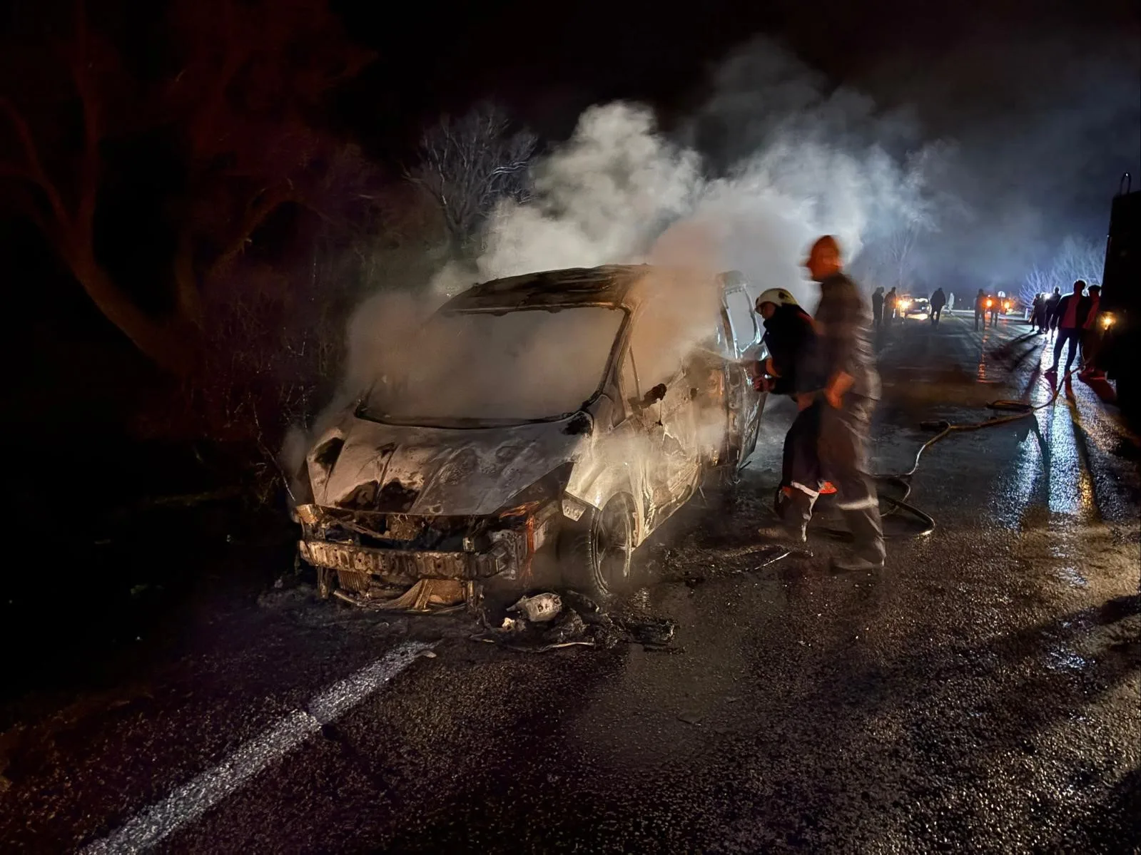 Gümüşhane'de seyir halindeki araç elektrik aksamından kaynaklanan alevlere teslim oldu.