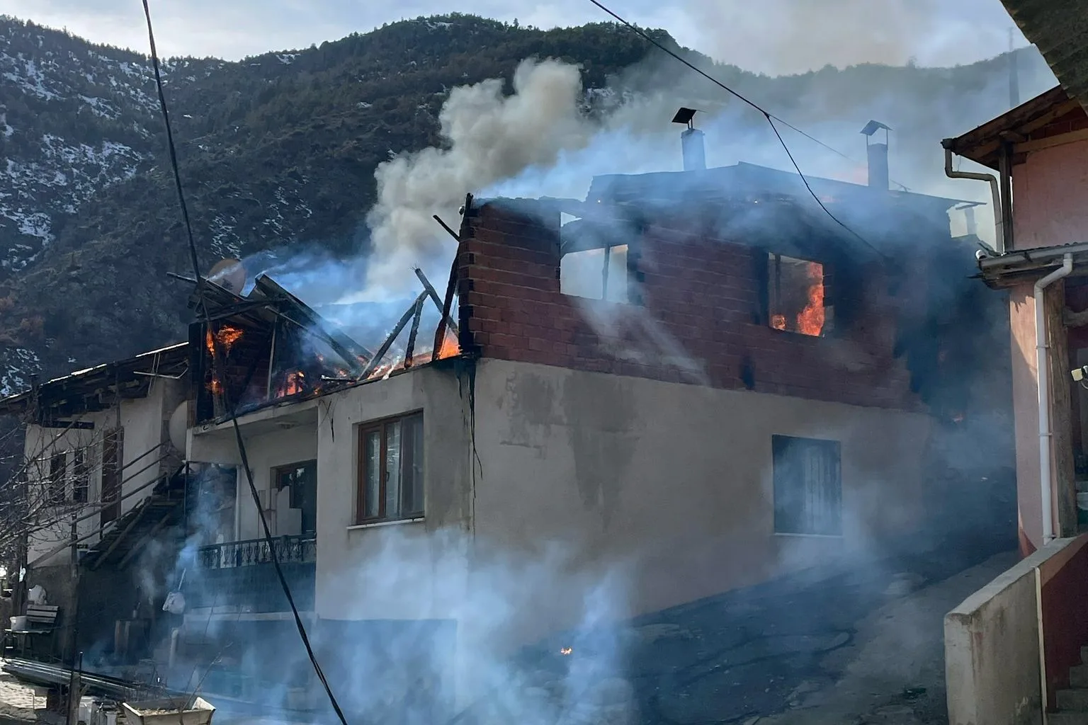 Mescitli köyünde çıkan yangında Ayten Yiğit'e ait bahçede yakılan kuru