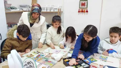 Hatice Duran, ailesiyle birlikte Rize'ye yerleşerek mozaik sanatını tanıttı. Enkaz