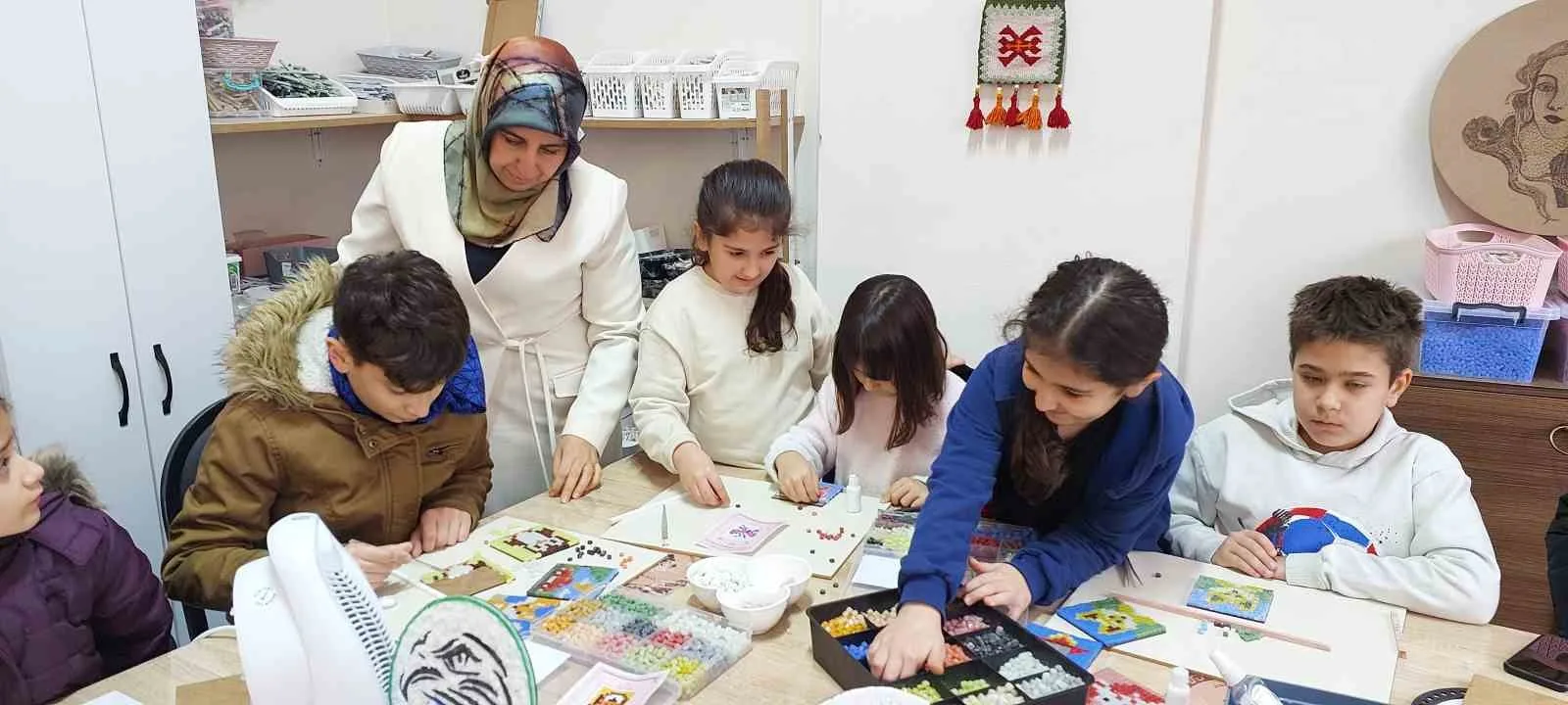 Hatice Duran, ailesiyle birlikte Rize'ye yerleşerek mozaik sanatını tanıttı. Enkaz