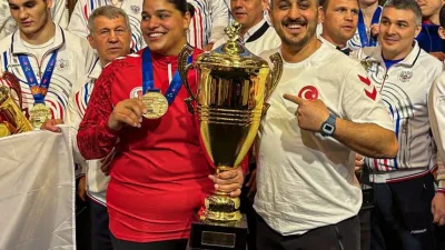 Trabzonsporlu boksör Havvanur Kethüda, Dünya Boks Birliği Şampiyonası'nda Kazak rakibini