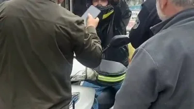 Adapazarı'nda yaya bölgesine motosikletle giren kurye ile zabıta arasında yaşanan