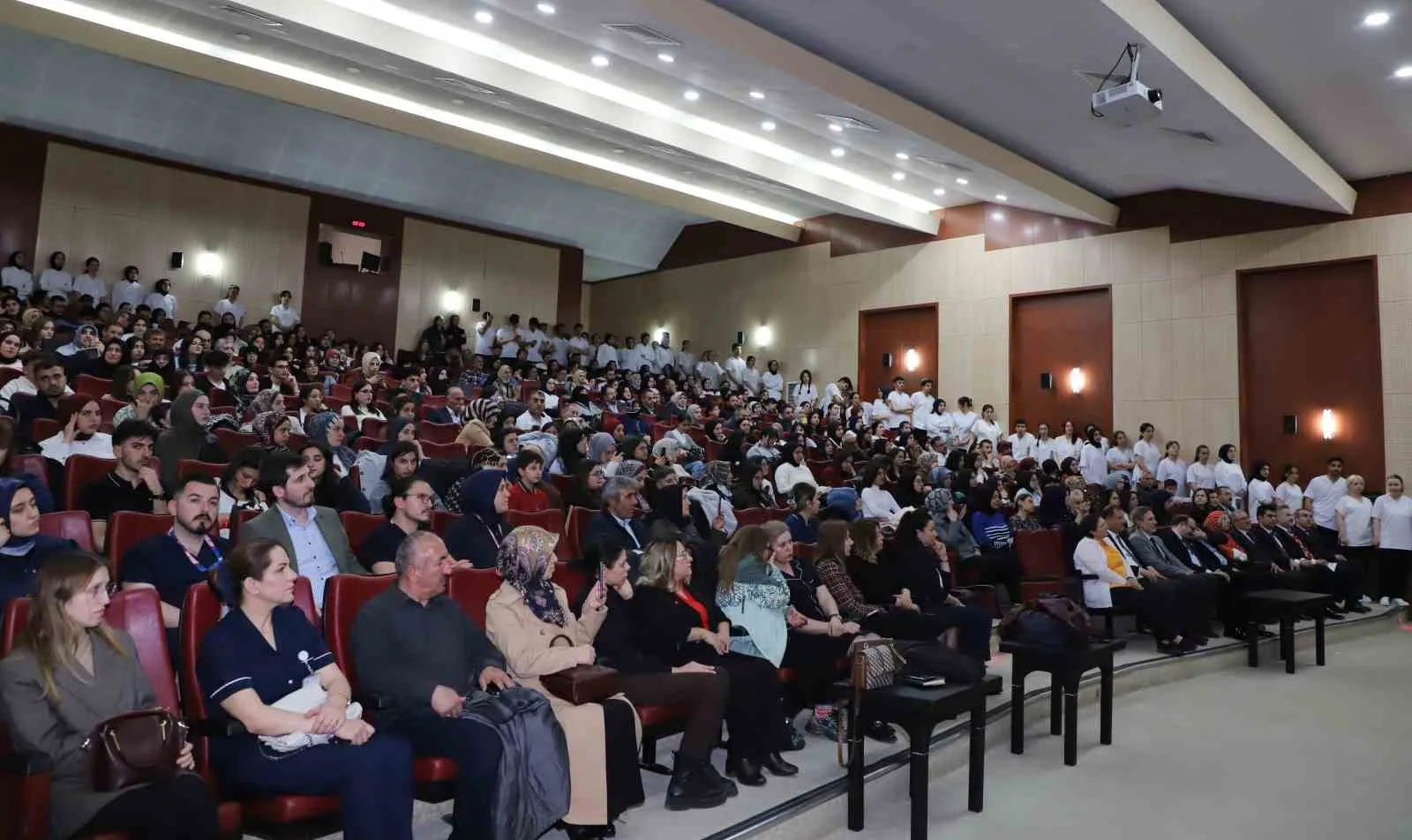 Atatürk Üniversitesi Hemşirelik Fakültesi 1. sınıf öğrencilerinin üniforma giyme töreni