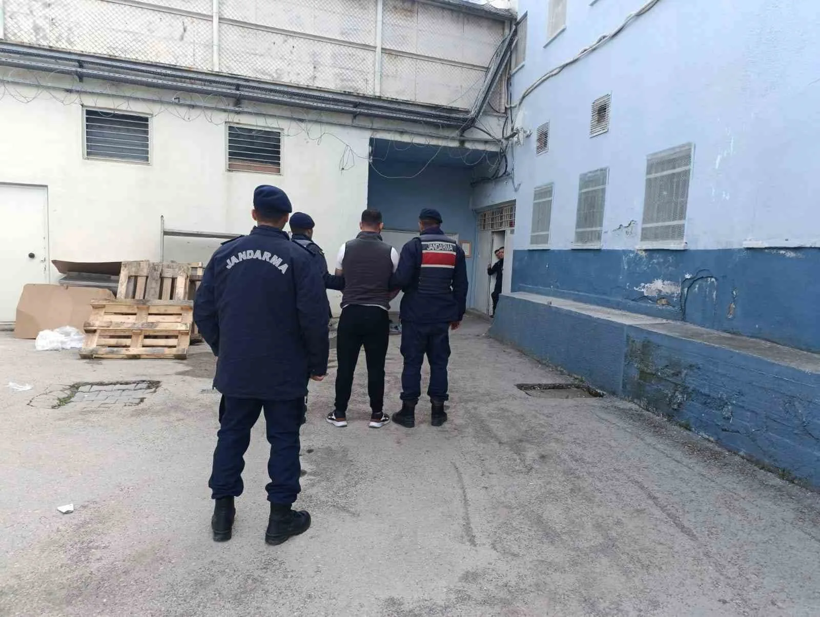 Kastamonu'da hırsızlık suçundan aranan K.A. isimli şahıs, jandarma ekipleri tarafından