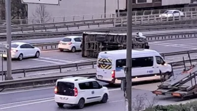 Kocaeli'nin Körfez ilçesinde hurda yüklü kamyonetin devrilmesi sonucu trafik durdu.