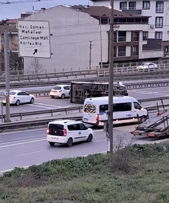 Kocaeli'nin Körfez ilçesinde hurda yüklü kamyonetin devrilmesi sonucu trafik durdu.