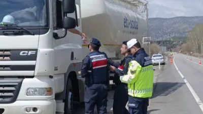 Ankara'nın Nallıhan İlçesinde Ramazan Bayramının 1.gününde  yolda uygulama yapan jandarma