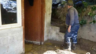 Rize'nin Ardeşen ilçesinde heyelan nedeniyle 18 ev tahliye edildi. Köylüler,