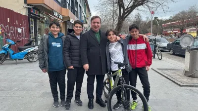 Erzincan Valisi Hamza Aydoğdu, Ordu Caddesi'nde karşılaştığı çocuklara iftar yemeği