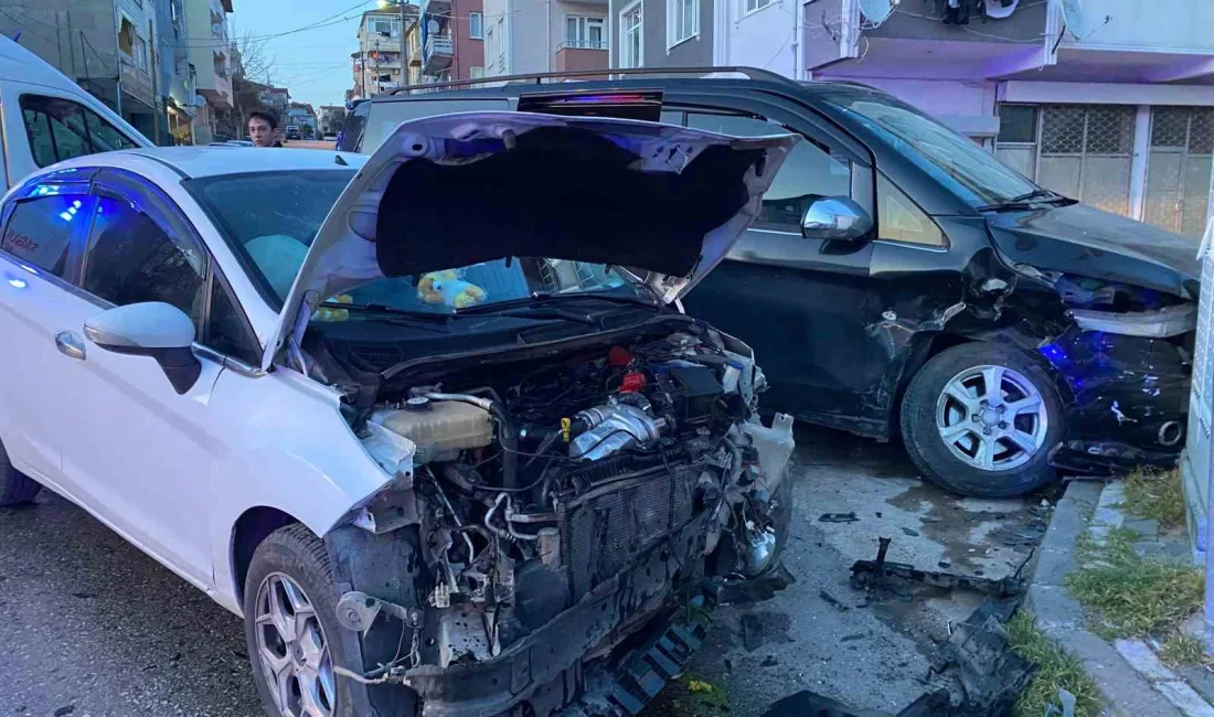 Kocaeli Derince'de iftara dakikalar kala minibüs ile otomobilin kafa kafaya