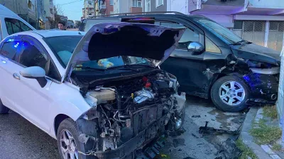 Kocaeli Derince'de iftara dakikalar kala minibüs ile otomobilin kafa kafaya