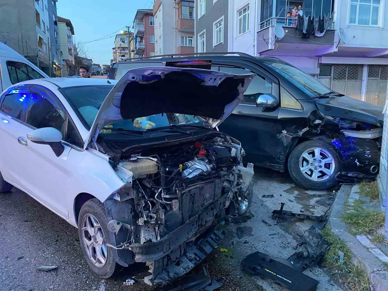 Kocaeli Derince'de iftara dakikalar kala minibüs ile otomobilin kafa kafaya