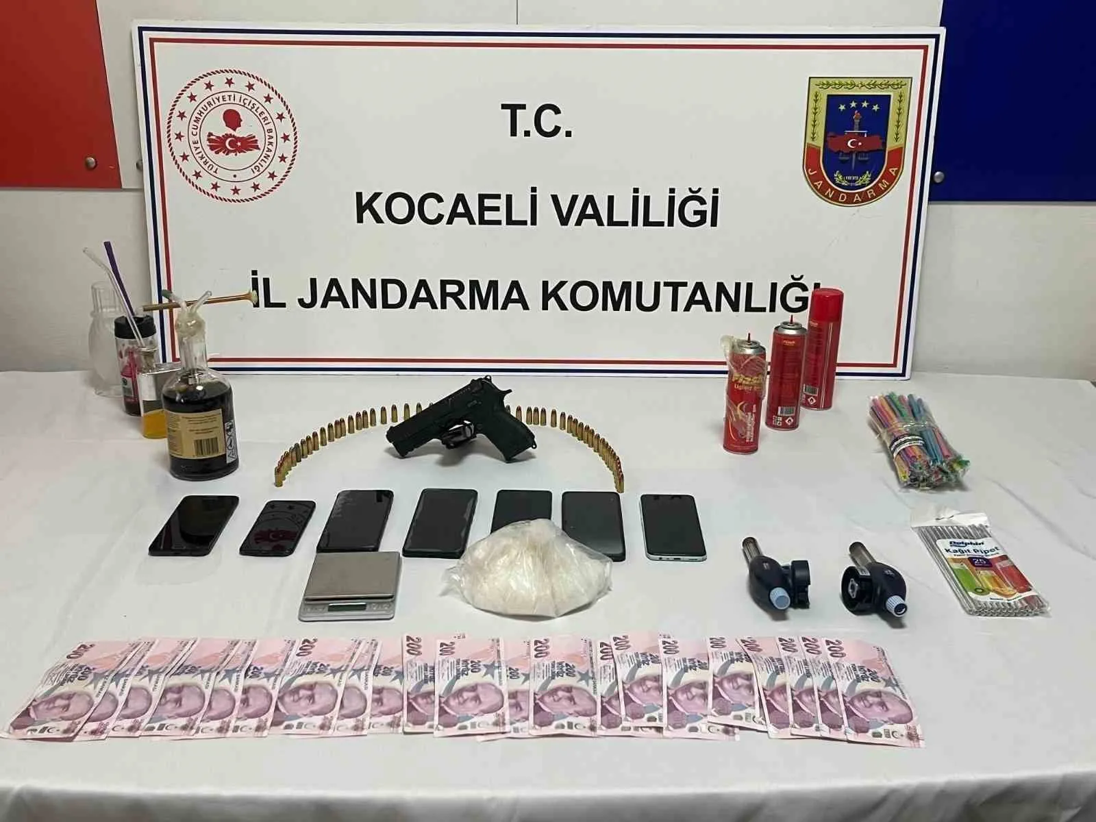 Kocaeli'nin Gebze ilçesinde jandarmanın operasyonunda 1 kg 25 gram metamfetamin
