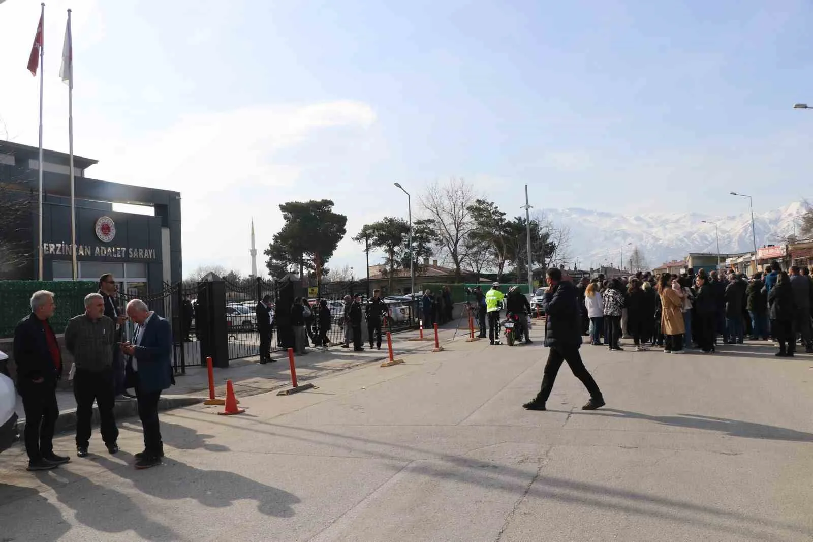 Erzincan’ın İliç ilçesinde altın madeninde heyelan sonucu 9 işçi öldü.