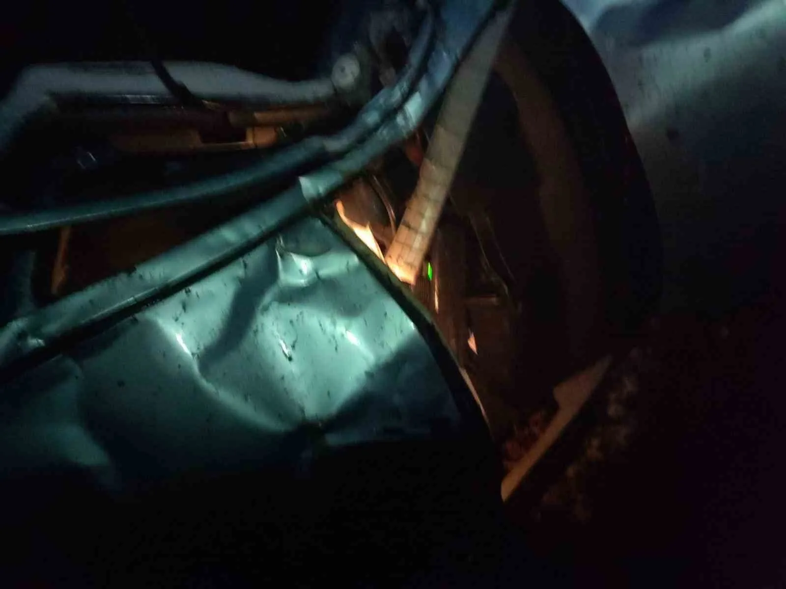 Geyve ilçesindeki kaza sonucu sürücü kontrolünden çıkan araç 70 metreden