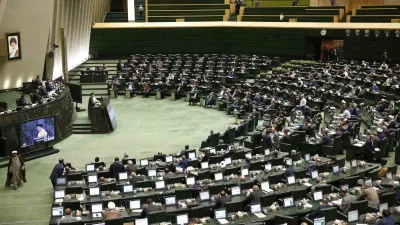 İran İslami Şura Meclisi, kamu kurumlarında çalışma günlerini 5'e indiren