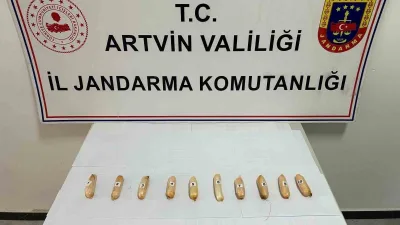 Artvin'de yakalanan İran uyruklu Farshid Rafıeıeınsheykh adlı şüpheli, vücuduna gizlediği