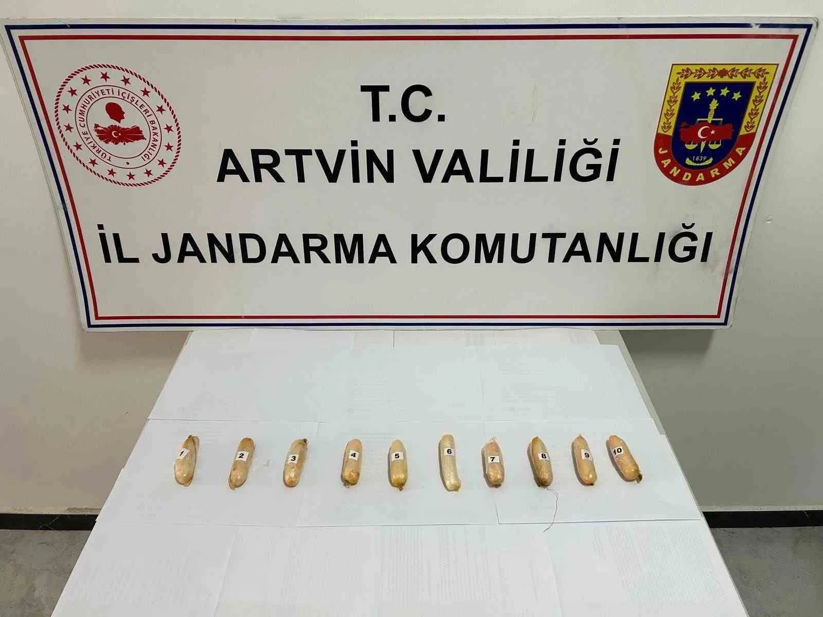 Artvin'de yakalanan İran uyruklu Farshid Rafıeıeınsheykh adlı şüpheli, vücuduna gizlediği