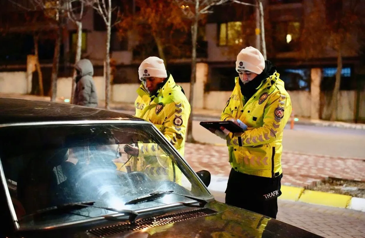 Isparta'da yapılan dört günlük polis denetimlerinde 27 bin 763 kişi