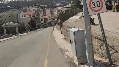 Erzurum'un İspir ilçesinde çatılar tehlike oluşturuyor. Rüzgar nedeniyle saclar yayaları