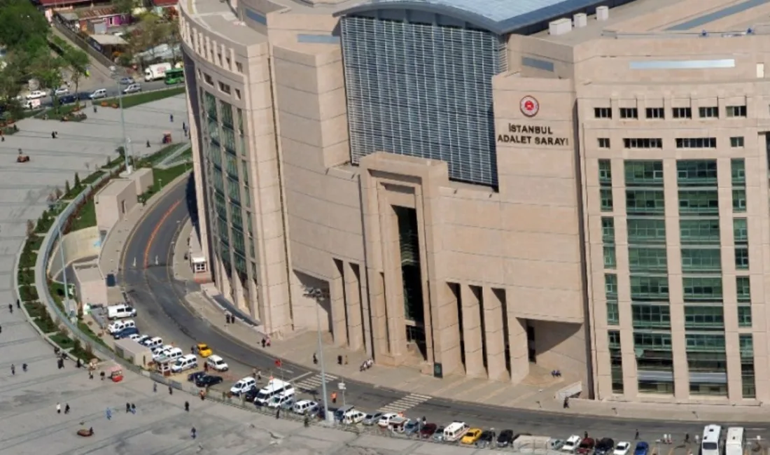 İstanbul’da Ekrem İmamoğlu’nun gözaltına alınmasının ardından başlayan protestoları takip ederken